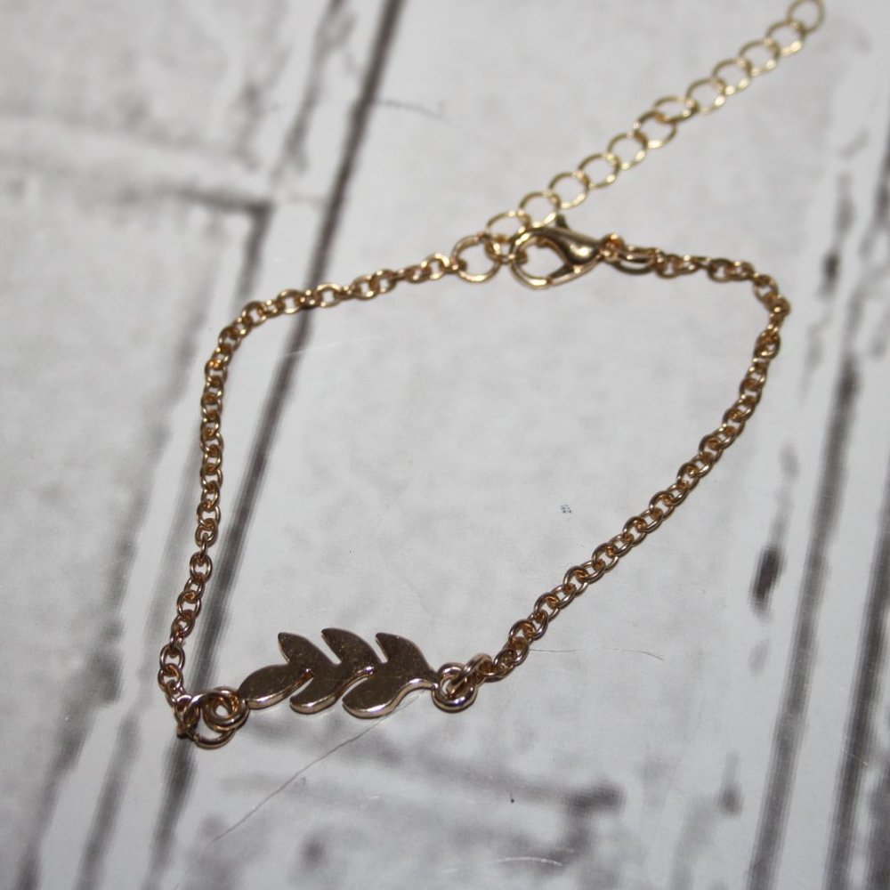 Beautiful gold leaf bracelet 7.5-9"
